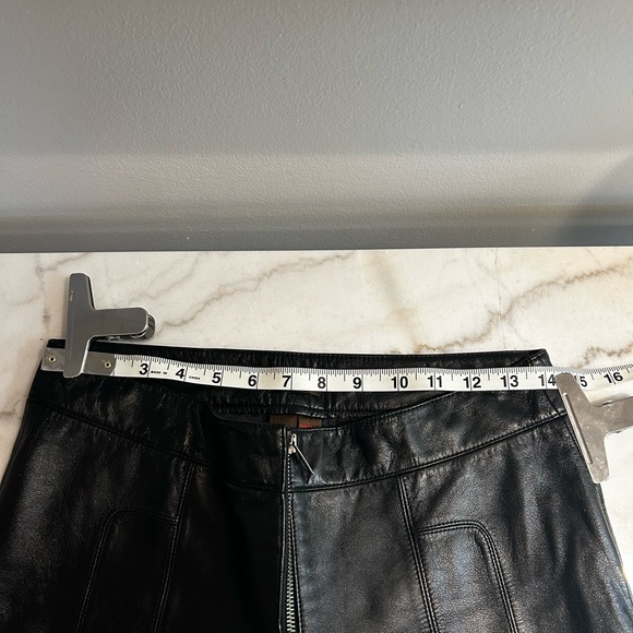 ISO Danier Black Leather Cropped Straight-Leg Pants with Zipper Detail - Size 8 - Picture 9 of 15